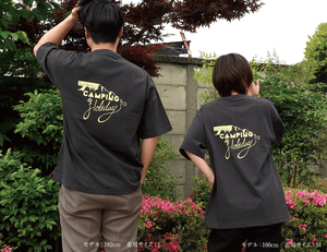 キャンプ休暇Tシャツ - 墨